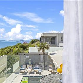 4-Bedroom Villa with heated pool and sea view, near Podstrana, sleeps 8